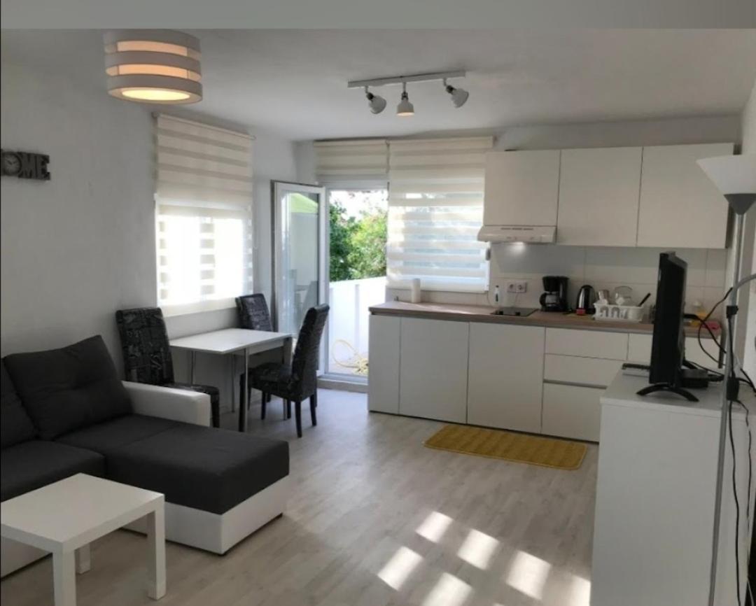 Apartmani Sara Marija Karlobag Exterior foto